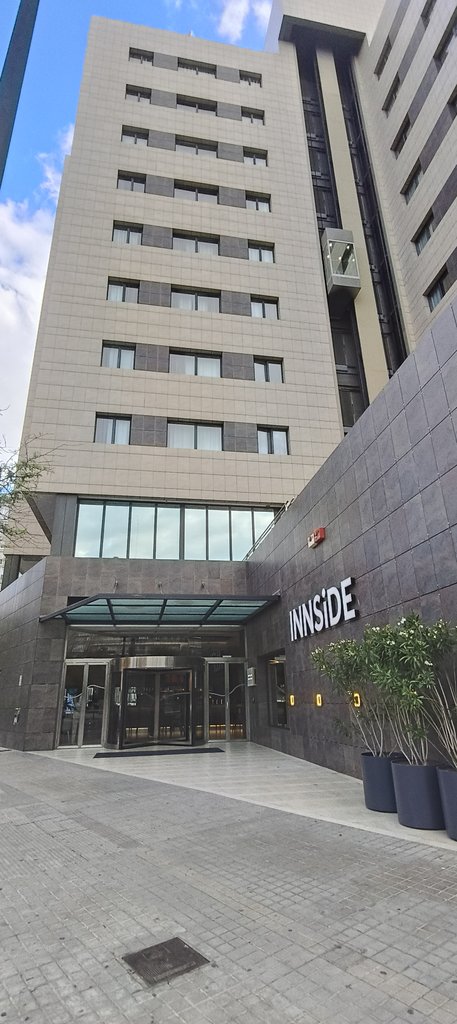 Fachada exterior con acceso de acera ancha