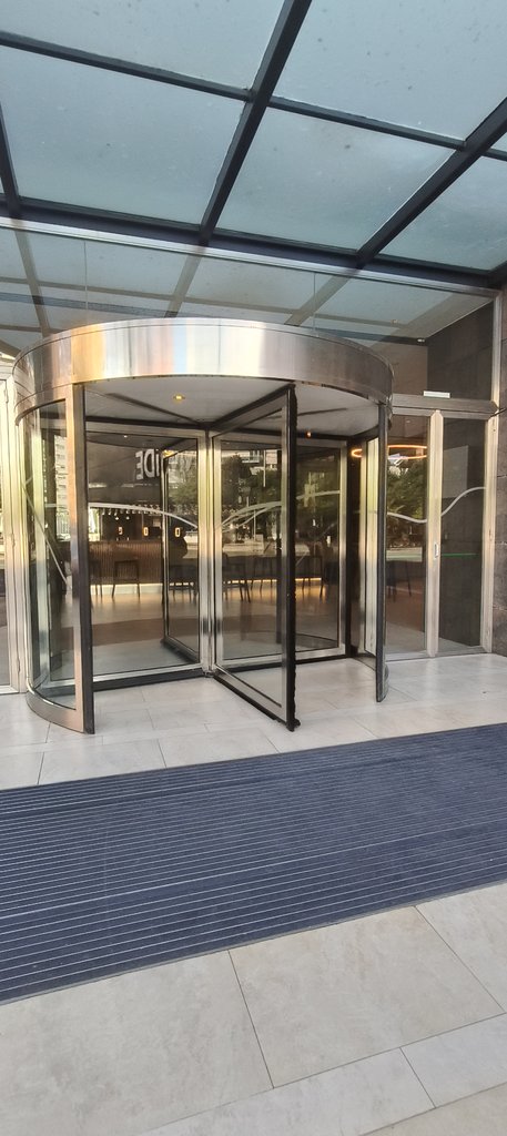 Detalle puerta giratoria amplia