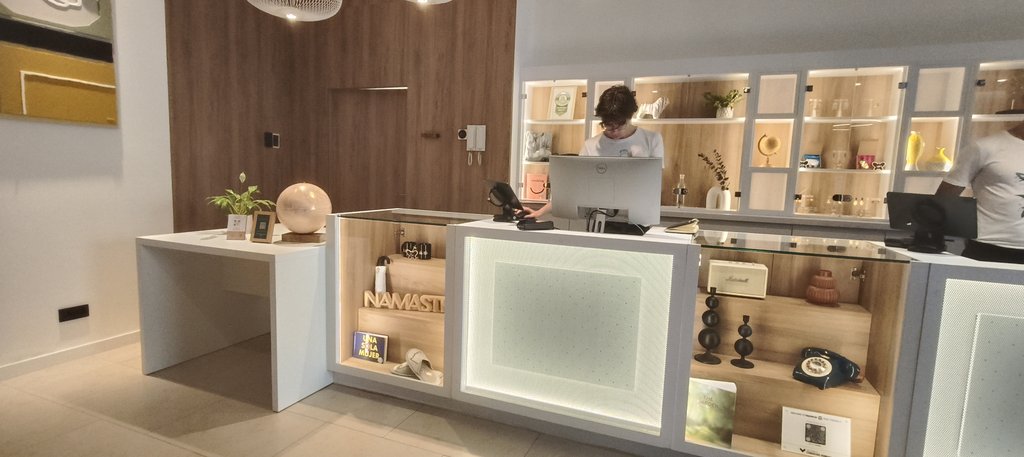 Mostrador de recepción a doble altura