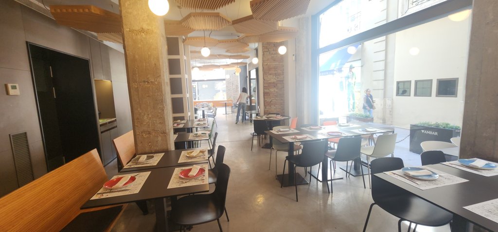 Taules d'alçada entre 75 i 80 cm ben distribuïdes