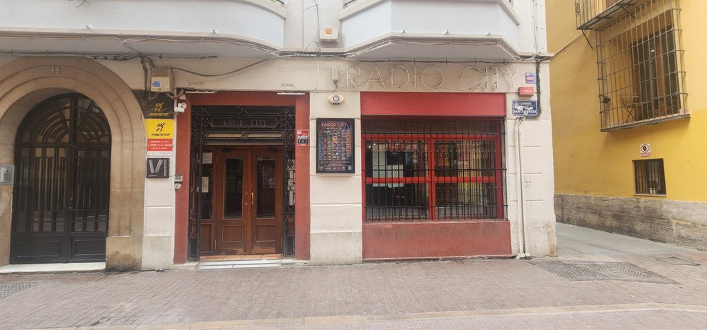 Recorrido exterior sin desniveles y ancho hasta el acceso