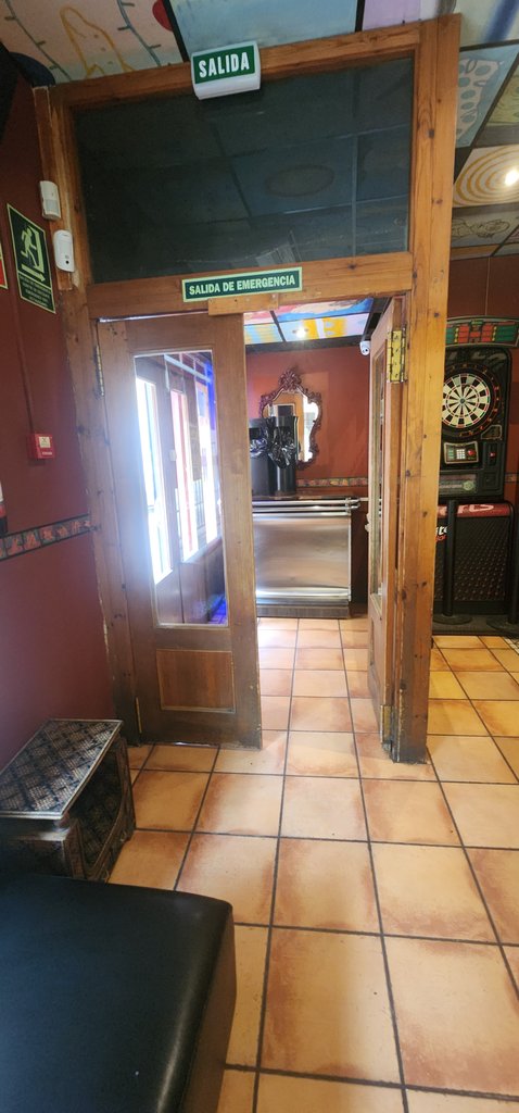 Puerta batiente con 2 hojas que se abren