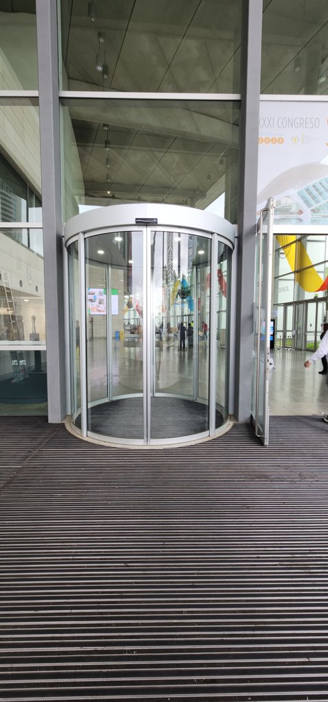 Puerta principal automática, acceso llano antideslizante y puerta automática