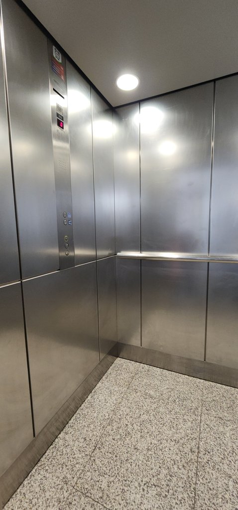 Ascensores amplios para silla de ruedas o coches