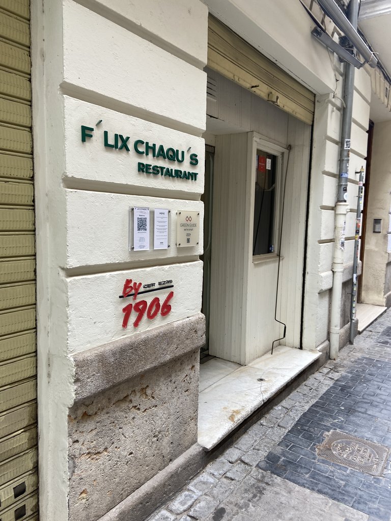 Fachada principal del establecimiento.