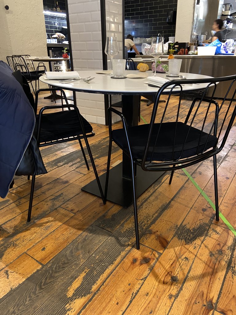 Mesas con altura adaptada.