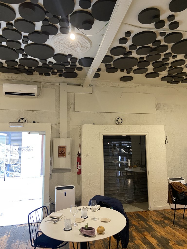 Salón principal espacioso con paneles de reducción de ruido en el techo.