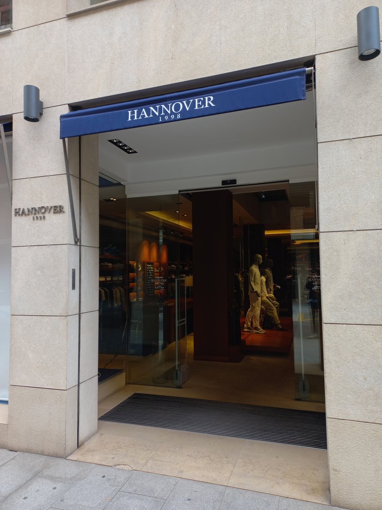 Acceso llano y puertas automáticas (permanecen abiertas durante el horario de apertura)