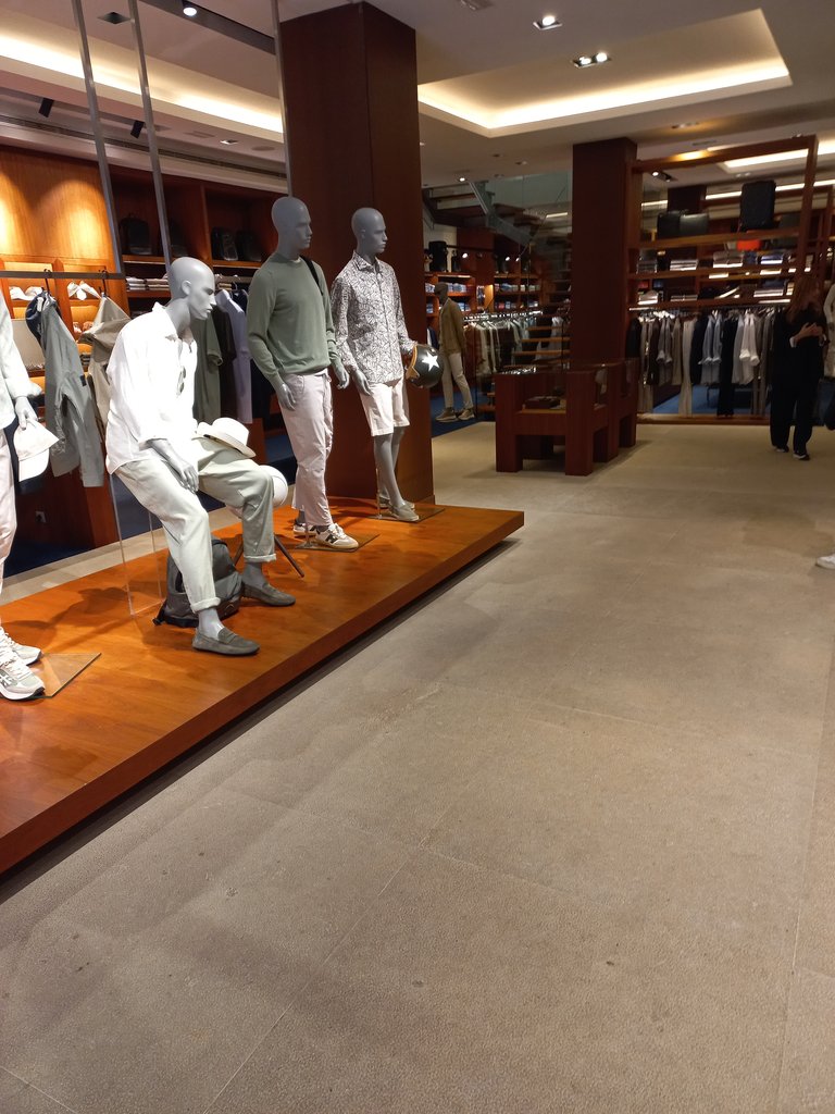 Pasillo de acceso con ancho y libre de obstáculos.