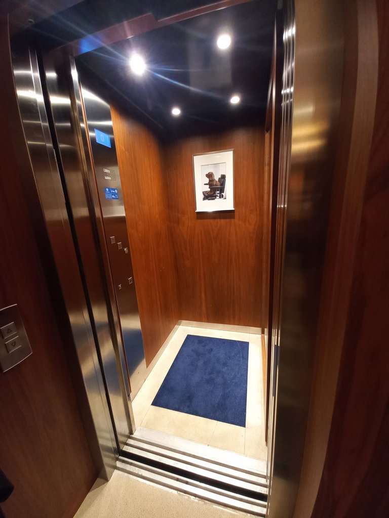 Cabina con dimensiones accesibles y equipamiento adaptado.