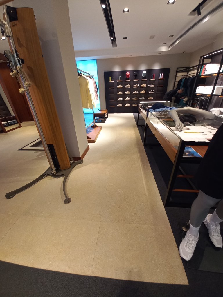 Intensidad de la luz adecuada, sin deslumbramientos y con distribución uniforme.