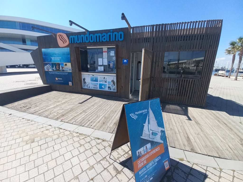 Punto de información fácilmente reconocible y con itinerarios amplios y sin obstáculos.