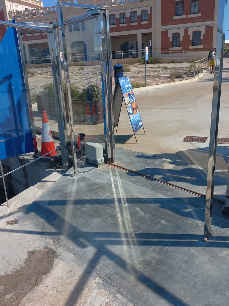 Rampa de acceso al muelle.