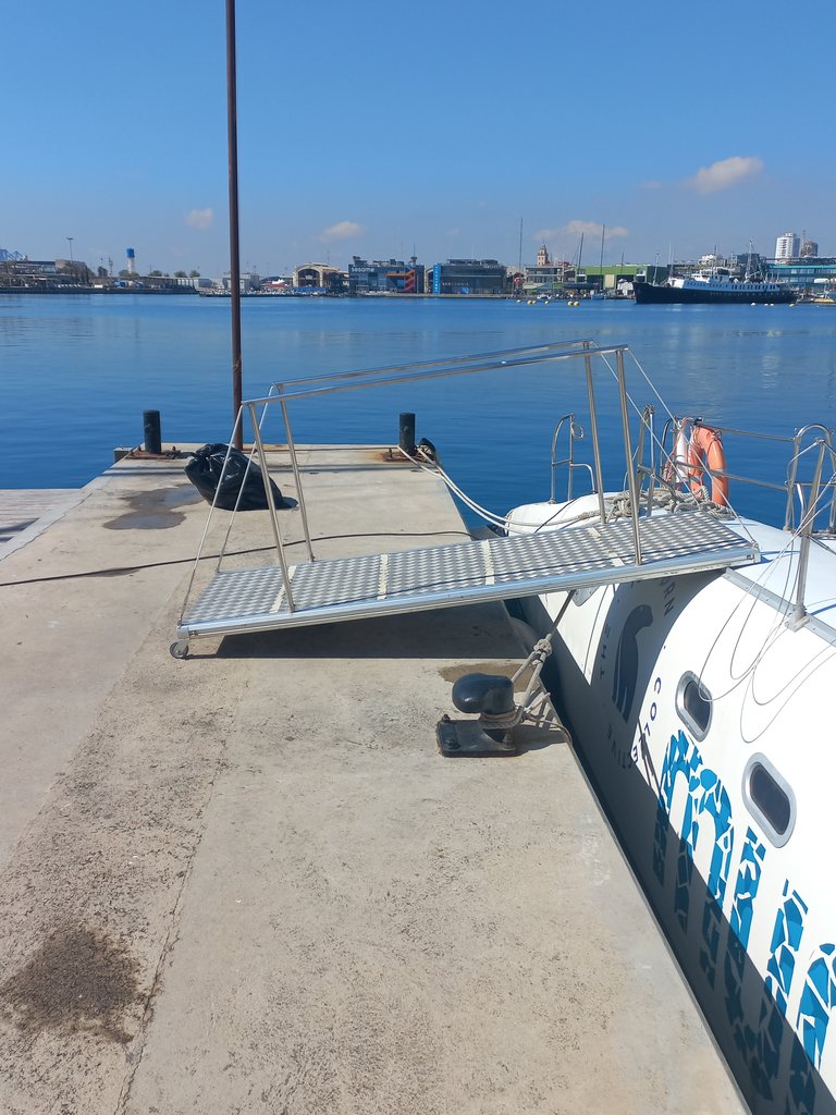 Plataforma practicable para transferencia de muelle a barco.