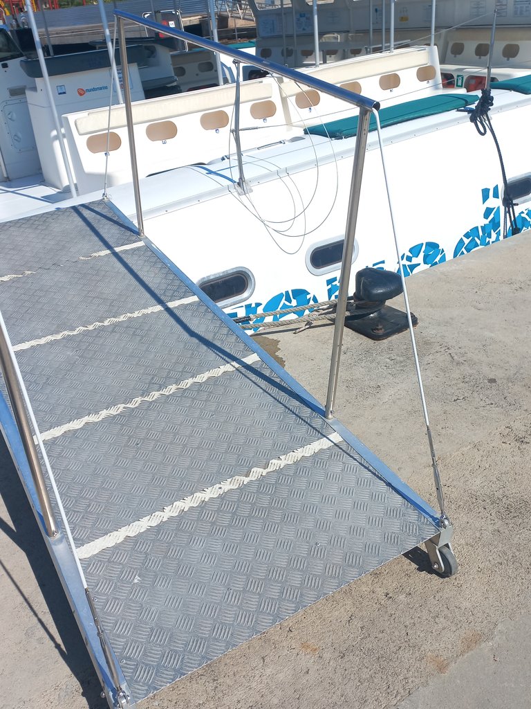 Plataforma con pasamanos practicable.