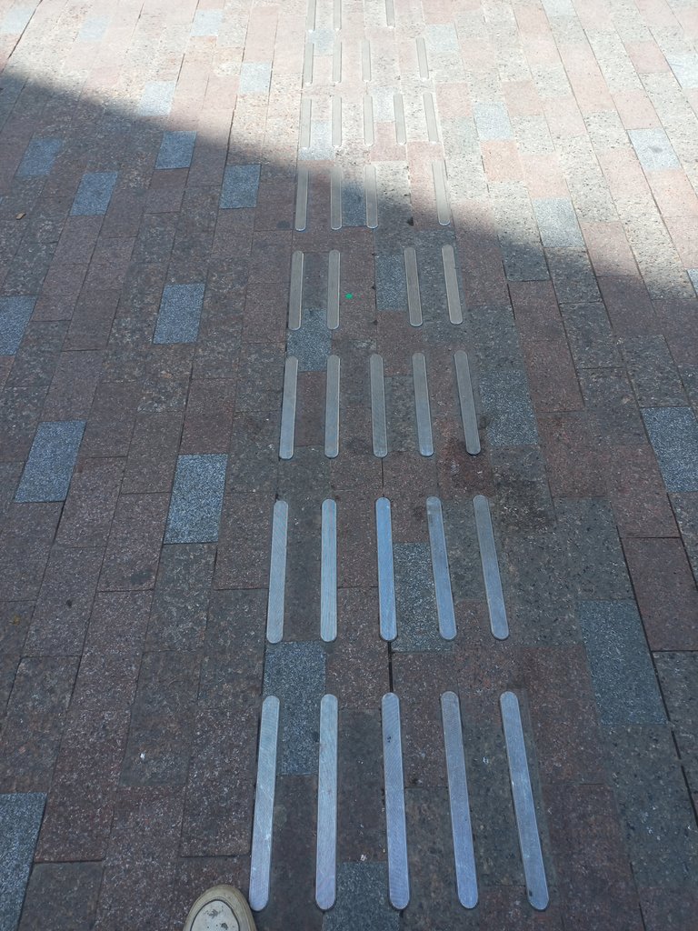 Encaminamientos podotáctiles con bandas direccionales hacia itinerario accesible.