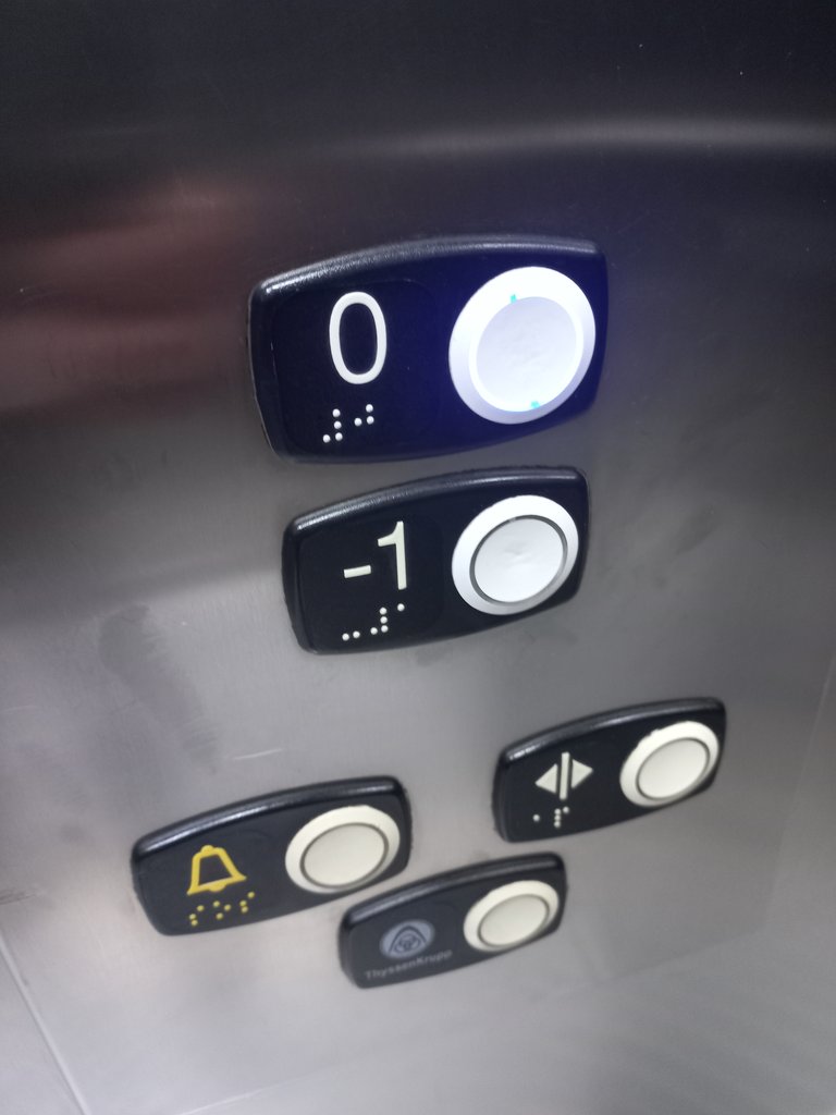 Botonera en alto relieve y sistema braille.