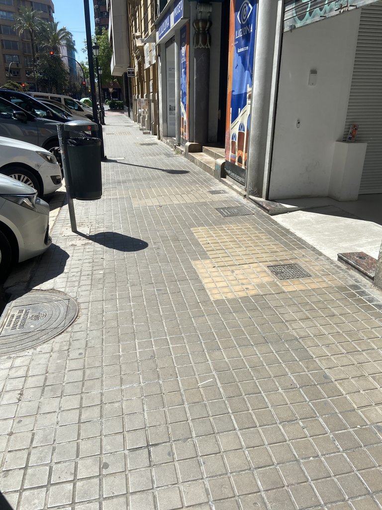 Acera suficientemente amplia para un fácil acceso al establecimiento.
