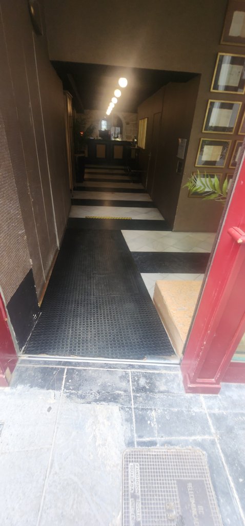 Rampa de acceso puerta principal