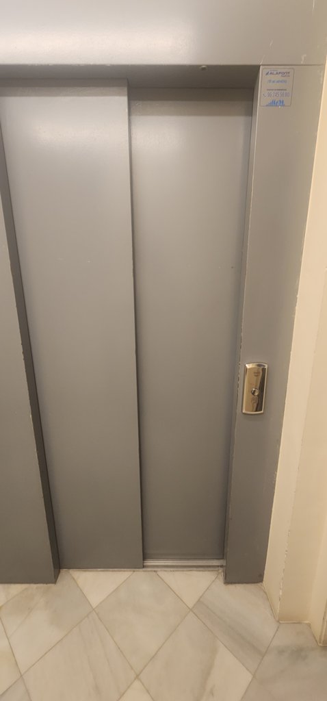 Ascensor ancho que comunica plantas