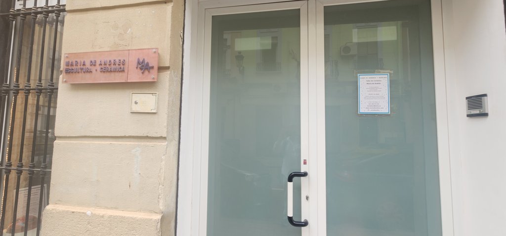 Puerta principal ancha, identificación clara en la fachada.