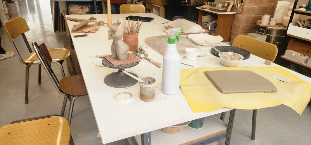 Mesas y sillas con altura adaptada