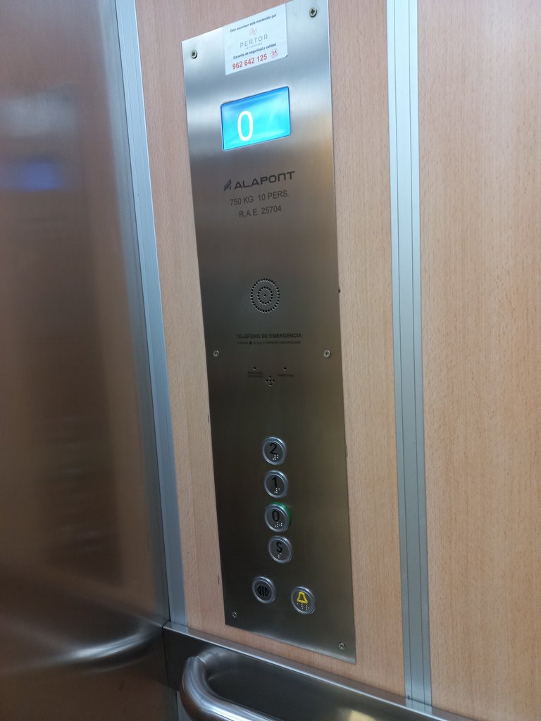 Módulo de ascensor accesible con botonera (altorelieve y braille) e información de planta (visual y auditiva).