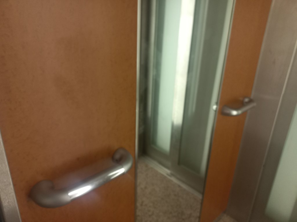 Cabina con pasamanos.