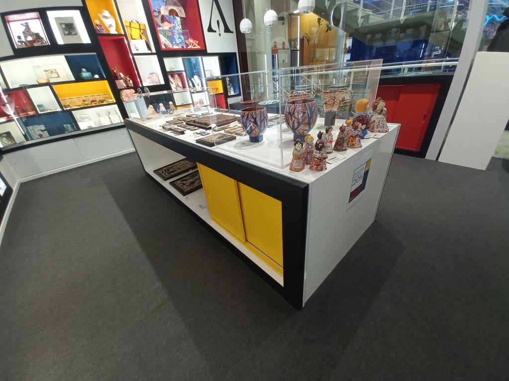 Adequate height of showcases