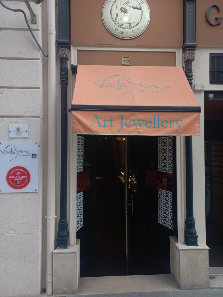 Accés principal ben identificat.