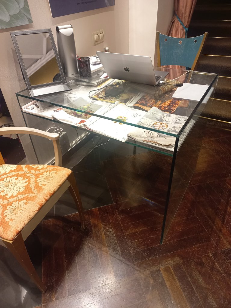 Taulell per a l'atenció personal d'altura adequada, zona de descans i disseny ergonòmic.