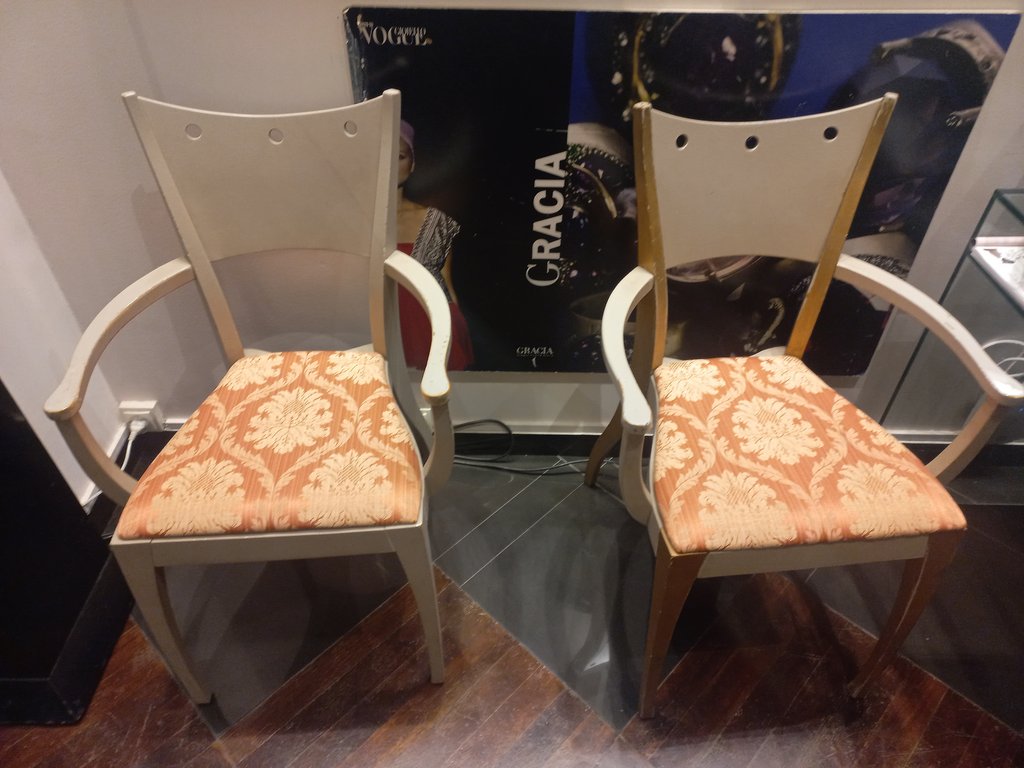 Zona de descans amb equipament ergonòmic, reposabraços i respatller.