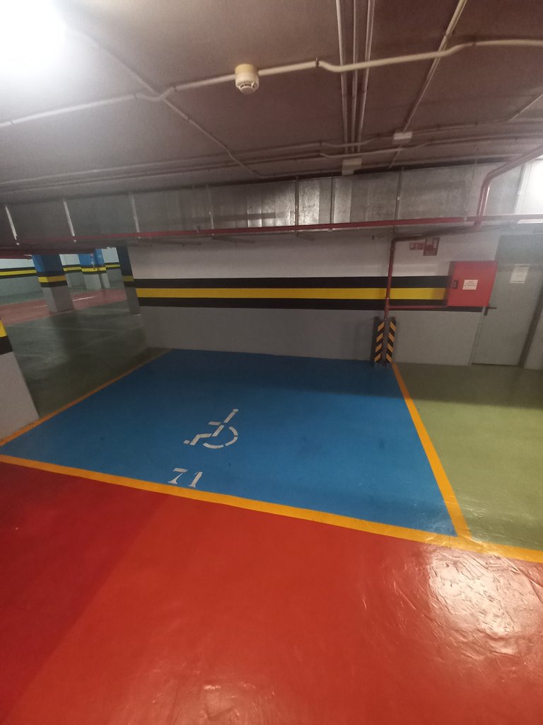 Zona de aparcamiento reservada para PMR en parking privado.
