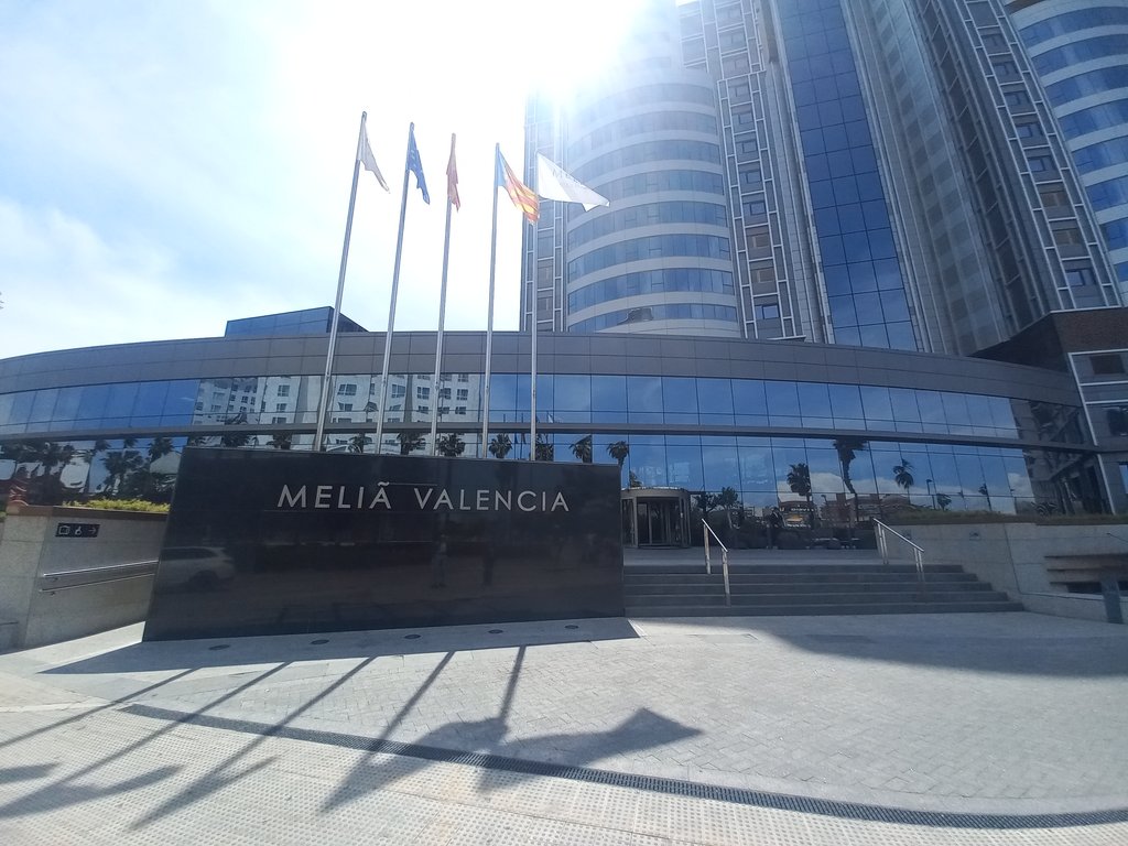 Establecimiento bien identificado y reconocible, con rótulo contrastado.