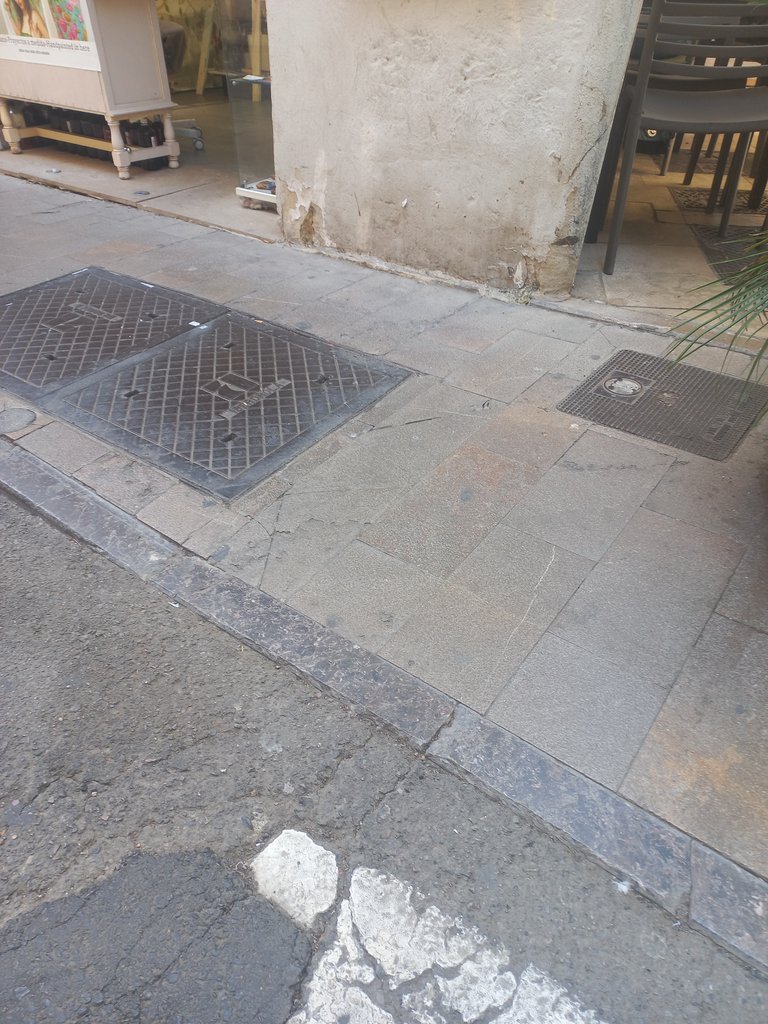 Acera con rebajes próximos al establecimiento.