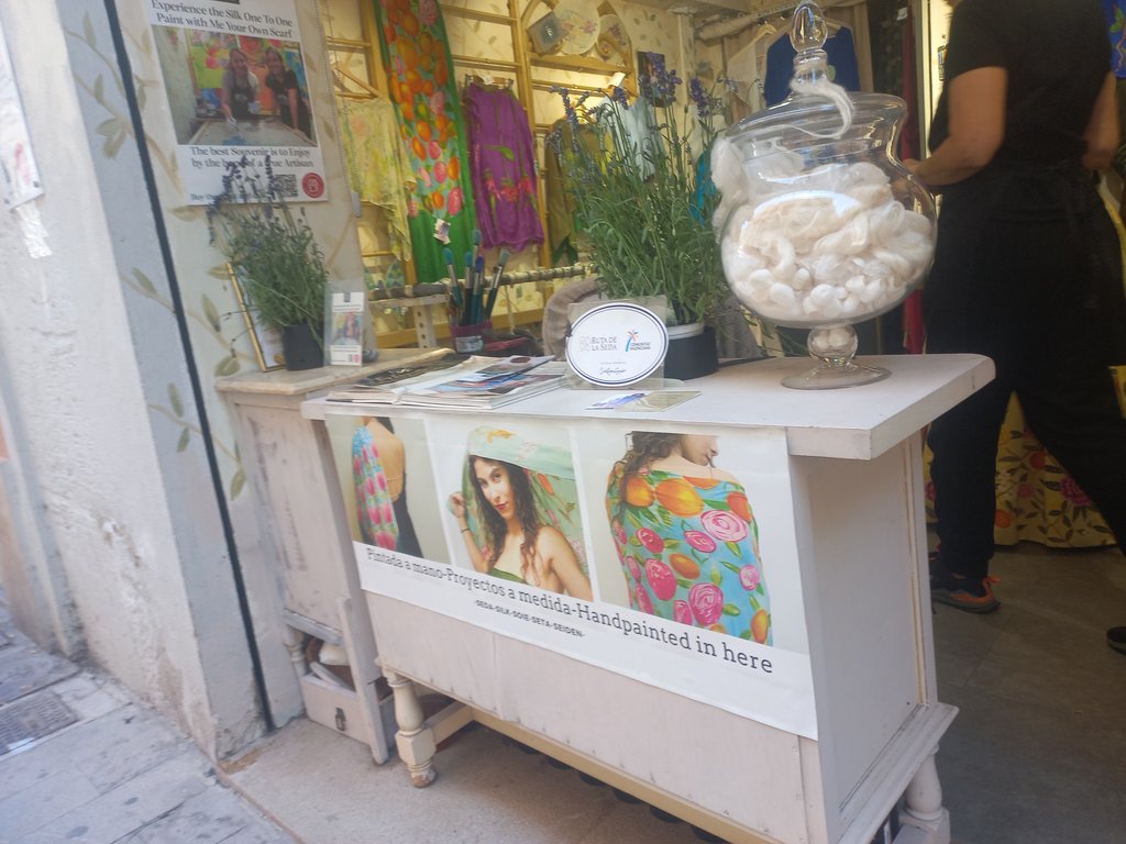 Mostrador a baja altura. Permite visión total del establecimiento.