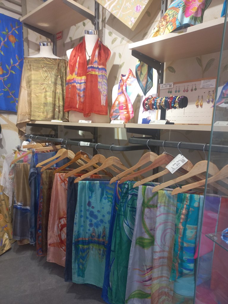 Percheros a baja altura.