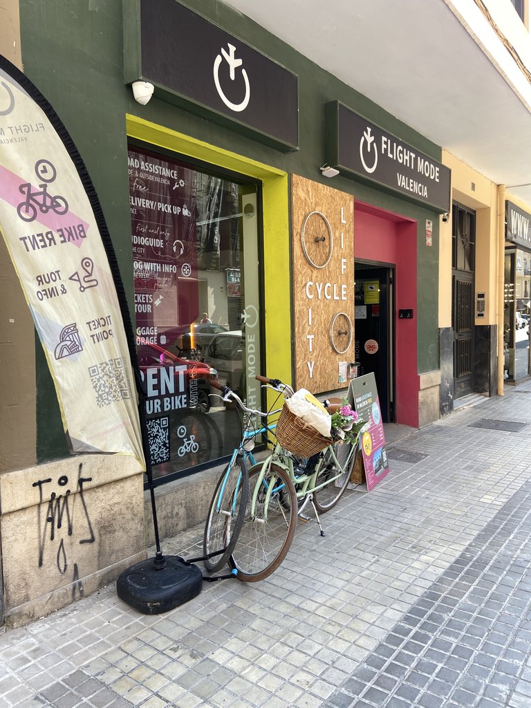 Puerta principal del establecimiento.