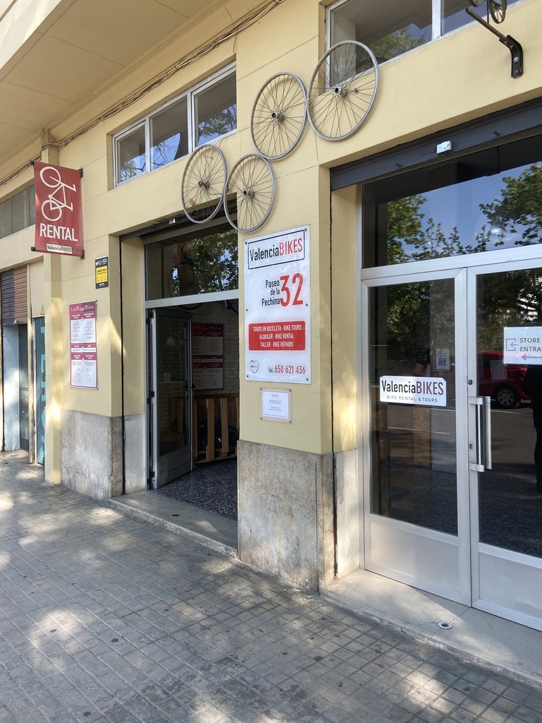 Acceso principal al establecimiento.