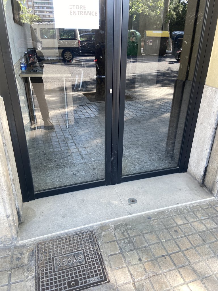 Acceso adaptado al establecimiento.