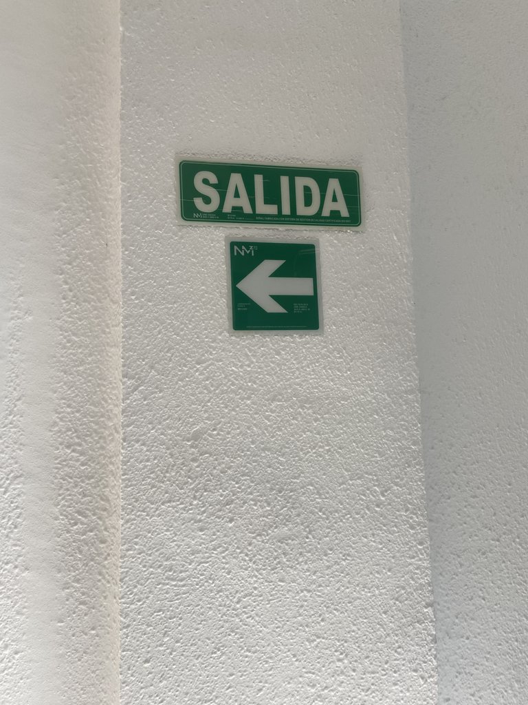 Señalización salida del establecimiento.
