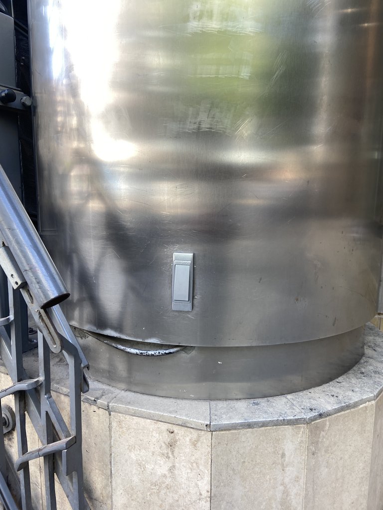 Timbre de aviso del montacargas adaptado para el acceso al establecimiento.