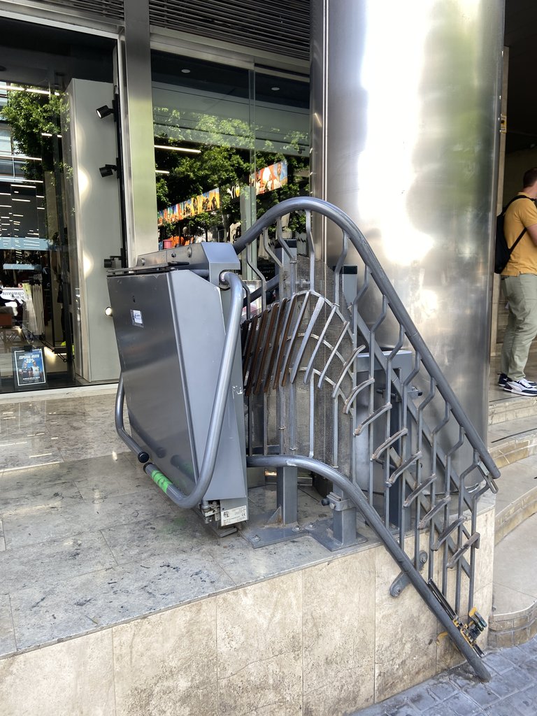 Montacargas adaptado en el acceso principal al establecimiento.