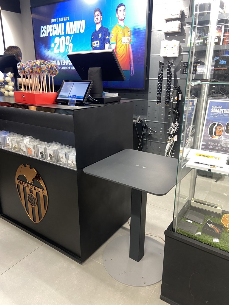 Mostrador a dos alturas adaptado.