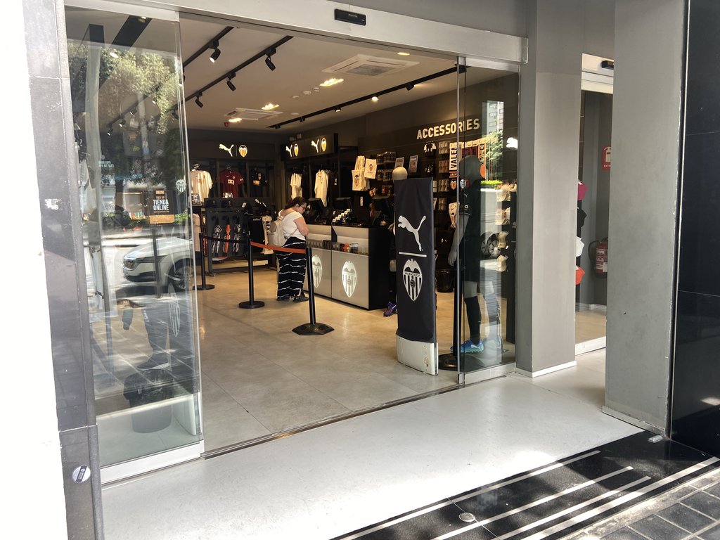 Puerta principal del acceso al establecimiento.