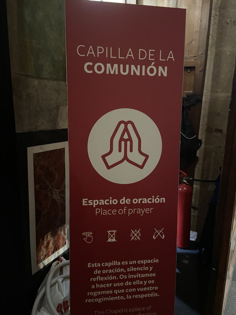 Panel informativo de acceso a la capilla.