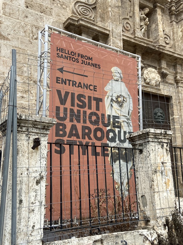 Señalización informativa del acceso al establecimiento.