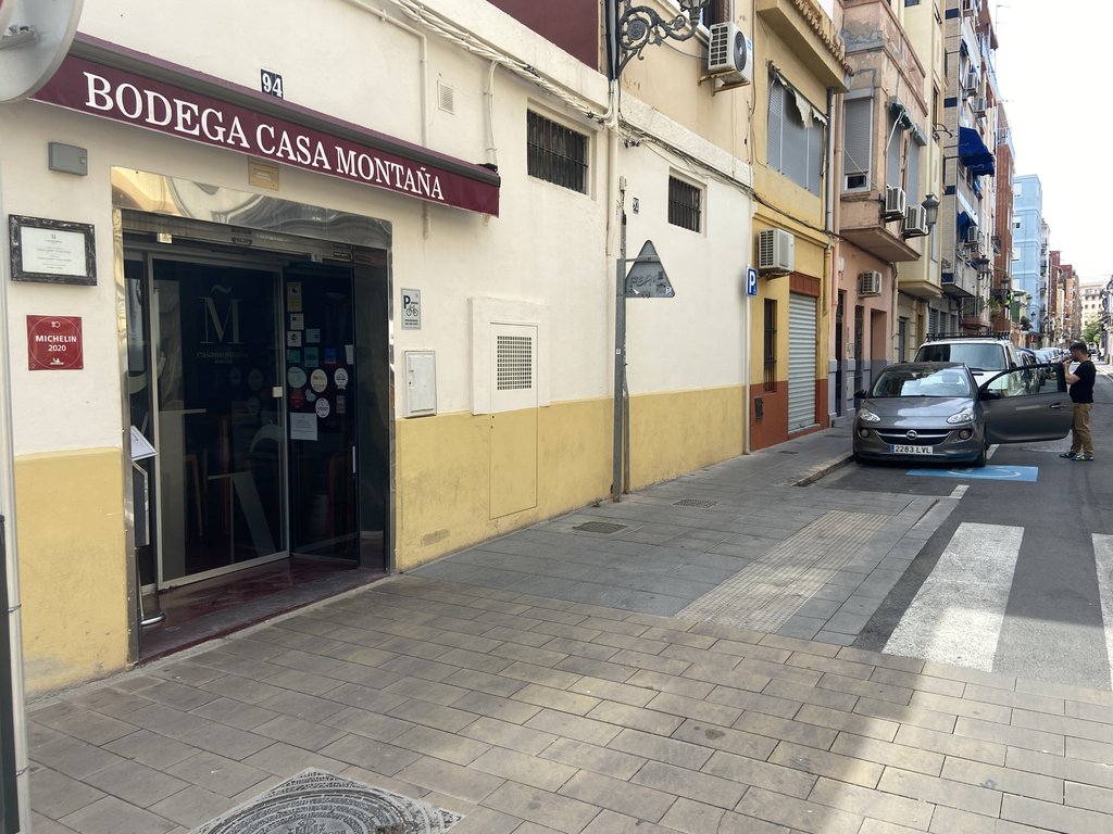 Acceso exterior a la parte trasera del establecimiento.