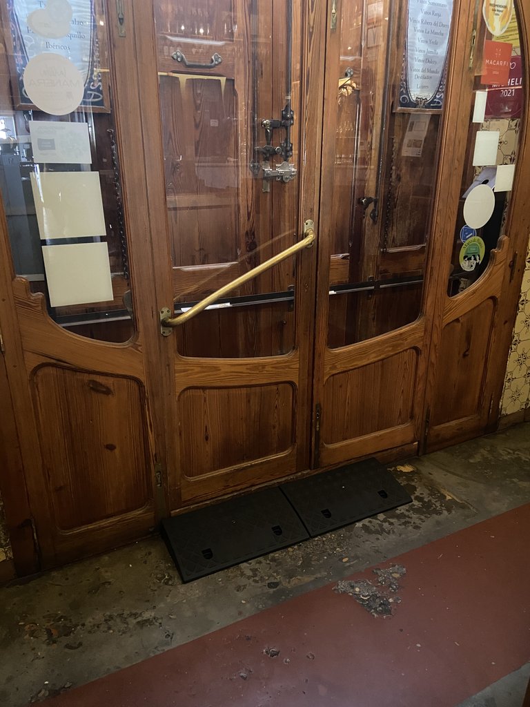 Puertas principales con rampa de acceso.