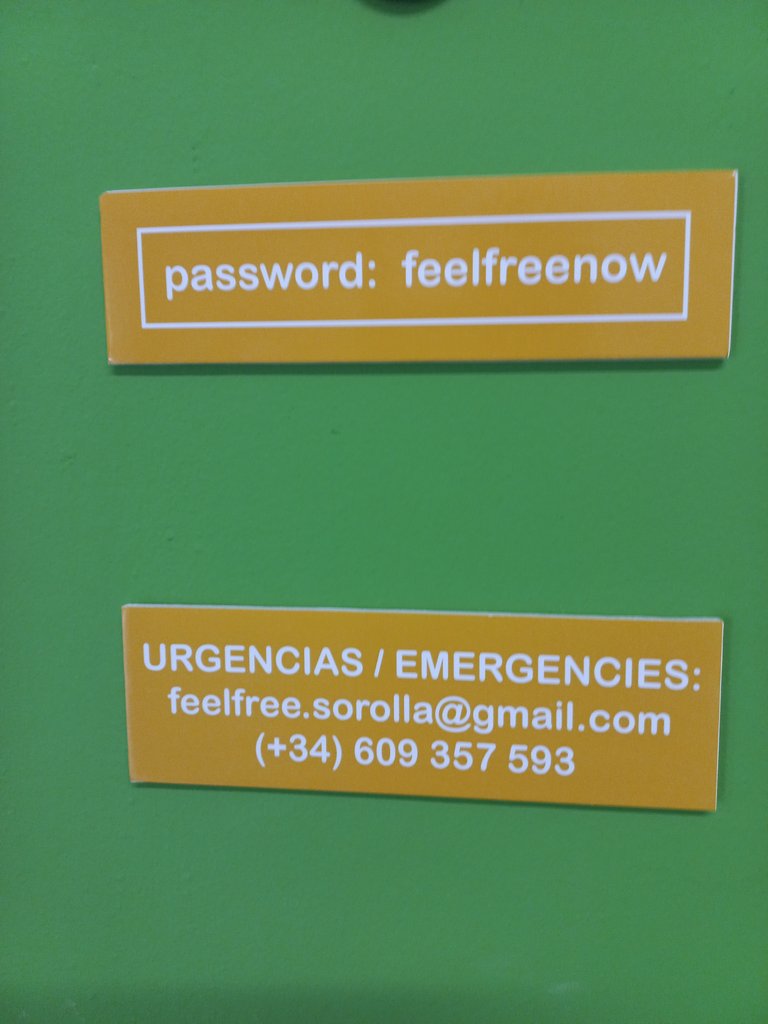Cartelería clara y con buen contraste entre texto y fondo. Posibilidad de comunicación remota.